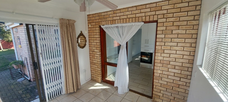 4 Bedroom Property for Sale in Wavecrest Eastern Cape